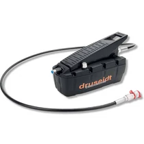 Hidropneumatikus táp, lábpedálos, 700bar, 2m tömlő+gyorscsatlakozó, 2,4l tartály